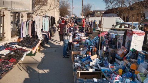 NEMA ŠTA NEMA, OD ČARAPA DO MAŠINA: U Rumi se održava tradicionalni vašar (FOTO)