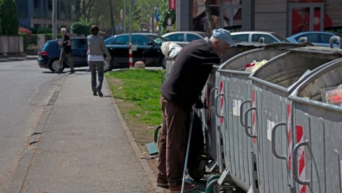 ZAŠTO? Penzioner ima milione, a jede - IZ KONTEJNERA