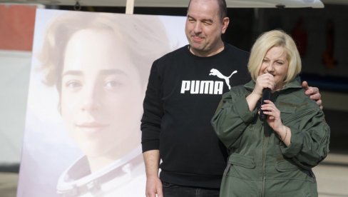 SVE SAM SPREMILA, A TI SREDI VREME... Potresna scena u Zemunu - roditelji obeležili rođendan dečaka ubijenog u Ribnikaru (FOTO/VIDEO)