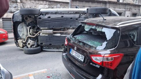 НЕСВАКИДАШЊА НЕСРЕЋА У ЦЕНТРУ БЕОГРАДА: Преврнуо се џип, разлог је невероватан (ФОТО/ВИДЕО) НЕСВАКИДАШЊА НЕСРЕЋА У ЦЕНТРУ БЕОГРАДА: Преврнуо се џип, разлог је невероватан (ФОТО/ВИДЕО)