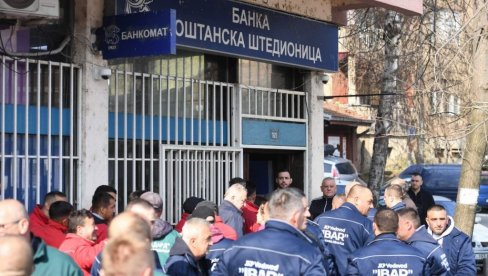 НИШТА НАС НЕЋЕ ПОКОЛЕБАТИ, БОРИЋЕМО СЕ ЗА СВОЈА ПРАВА: Радници градског водовода и ЈКП Стандард у редовима за своје динаре