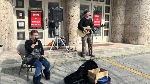 SUNCE I ULIČNI SVIRAČI: Građani Zrenjanina uz Ivanu i Putu uživaju u hitovima (VIDEO)