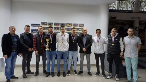 PEHARI I MEDALJE NAJBOLJIMA: Paraćinsko Prvenstvo MZ u malom fudbalu završeno uručenjem nagrada (FOTO) PEHARI I MEDALJE NAJBOLJIMA: Paraćinsko Prvenstvo MZ u malom fudbalu završeno uručenjem nagrada (FOTO)