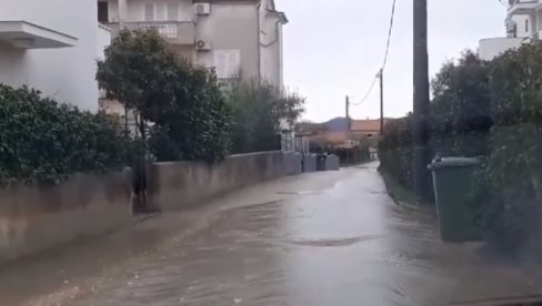 ULICE POPLAVLJENE, AUTOMOBILI U GARAŽAMA OSTALI U VODI: Stravično nevreme pogodilo Hrvatsku, jak olujni vetar nosio sve pred sobom (VIDEO)