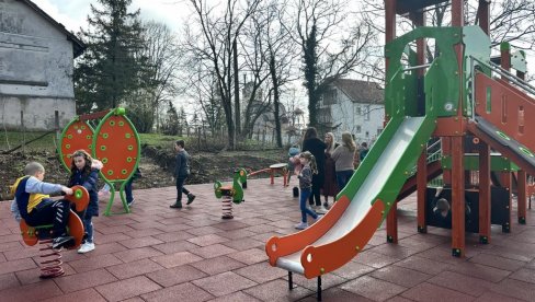 УРЕДИЛИ 29 ПАРКИЋА ЗА ДЕЦУ: Општина Лазаревац брине о најмлађима УРЕДИЛИ 29 ПАРКИЋА ЗА ДЕЦУ: Општина Лазаревац брине о најмлађима