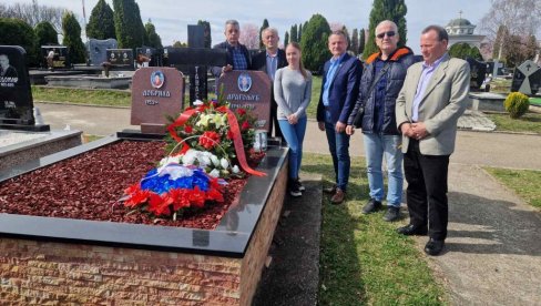 УДРУЖЕЊЕ ВЕТЕРАНА ОРГАНА БЕЗБЕДНОСТИ И ВОЈНЕ ПОЛИЦИЈЕ ОДАЛИ ПОЧАСТ САБОРЦУ: Венац на споменик Драгољубу Танасковићу УДРУЖЕЊЕ ВЕТЕРАНА ОРГАНА БЕЗБЕДНОСТИ И ВОЈНЕ ПОЛИЦИЈЕ ОДАЛИ ПОЧАСТ САБОРЦУ: Венац на споменик Драгољубу Танасковићу