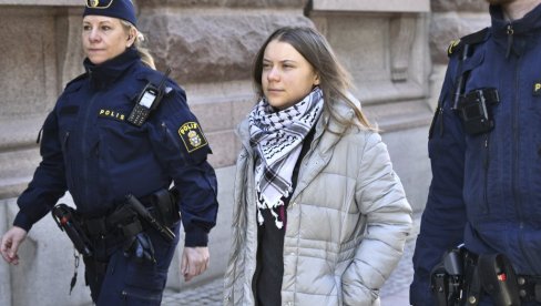 GRETA TUNBERG PONOVO SA LISICAMA NA RUKAMA: Sa demonstrantima blokirala jednu od prestoničkih raskrsnica