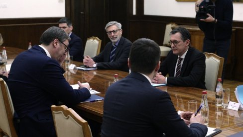 VUČIĆ SA ROKFEJOM: Predsednik Srbije razgovara sa francuskim diplomatom (FOTO) VUČIĆ SA ROKFEJOM: Predsednik Srbije razgovara sa francuskim diplomatom (FOTO)