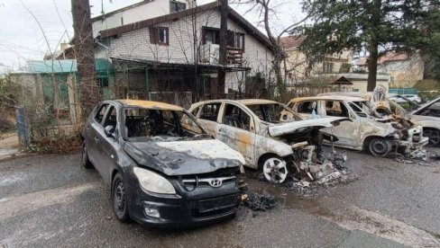 IZGORELA ČETIRI AUTOMOBILA U BEOGRADU: Policija ispituje kako je došlo do požara i da li je podmetnut (FOTO)