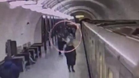 НИЈЕ МУ ДАЛА ДА ЈЕ ПРАТИ КУЋИ: Насилник избо девојку ножем, народ га зграбио и предао полицији (ВИДЕО) НИЈЕ МУ ДАЛА ДА ЈЕ ПРАТИ КУЋИ: Насилник избо девојку ножем, народ га зграбио и предао полицији (ВИДЕО)