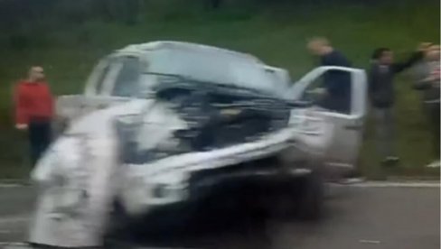 PRVI SNIMCI TEŠKE NESREĆE KOD BUBANJ POTOKA: Auto se isprevrtao – skroz zgužvan, stvaraju se gužve (VIDEO)