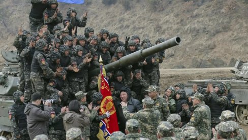 ОДГОВОР АМЕРИЦИ И ЈУЖНОЈ КОРЕЈИ: Ким Џонг Ун на тенку предводио војну вежбу (ФОТО)