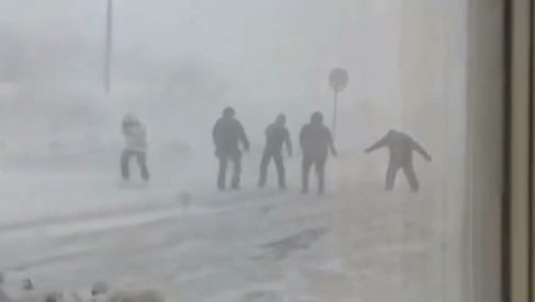 GLASANJE U EKSTREMNIM USLOVIMA: Pojavio se nesvakidašnji snimak iz Rusije (VIDEO) GLASANJE U EKSTREMNIM USLOVIMA: Pojavio se nesvakidašnji snimak iz Rusije (VIDEO)