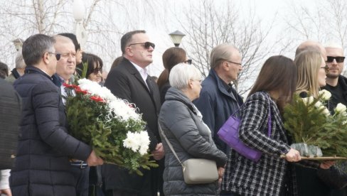 SAHRANA ŽANE OKUKE NA ORLOVAČI: Porodica prima saučešće, stigao Piksi i trener Partizana Igor Duljaj (FOTO/VIDEO)