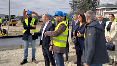 У ЈУЛСКОМ НЕВРЕМЕНУ ПРЕТРПЕЛА ВЕЛИКУ ШТЕТУ: Градоначелник Ђурић посетио градилиште у футошкој основној школи