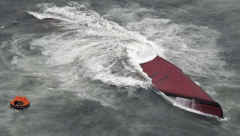 PREVRNUO SE TANKER, U TOKU POTRAGA ZA NESTALIMA: Jaki talasi napravili haos, pojavio se jeziv snimak nesreće (FOTO/VIDEO)