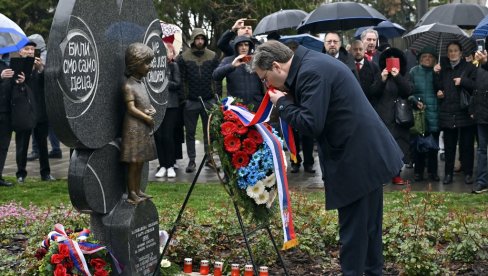 U ZNAK SEĆANJA NA NAJMLAĐE ŽRTVE: Selaković položio venac kod Spomenika deci stradaloj u NATO agresiji (FOTO)