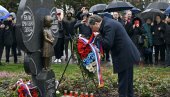 У ЗНАК СЕЋАЊА НА НАЈМЛАЂЕ ЖРТВЕ: Селаковић положио венац код Споменика деци страдалој у НАТО агресији (ФОТО)