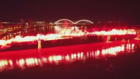 I NOVI SAD PAMTI: Tačno u ponoć baklje obasjale Petrovaradin i Varadinski most u čast žrtvama NATO agresije (VIDEO)