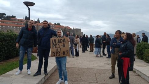 ZAKUPAC DRŽI ZAKLJUČAN SVETI STEFAN: Meštani sa protesta poručili Vladi,  otključajte grad, ili raskinite ugovor