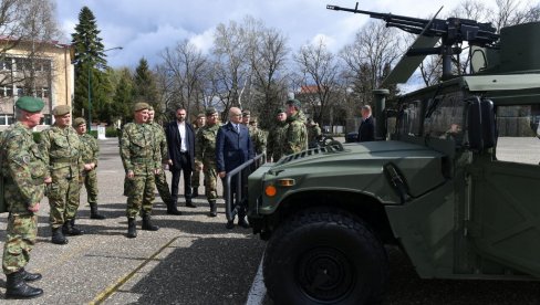 VUČEVIĆ U KRALJEVU: Ministar odbrane obišao Drugu brigadu kopnene vojske