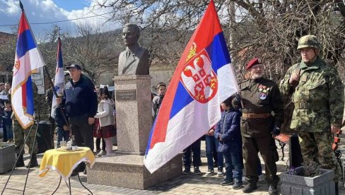 ČETVRT VEKA OD POGIBIJE PILOTA ĐURIĆA: Kod spomen biste u Davidovcu obeležen „Dan sećanja“ (FOTO)