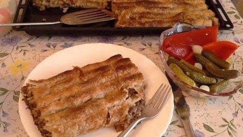 ŠARENI BUREK SA MESOM I KROMPIROM: Sarajevski recept za najtanje kore i ukusan fil (VIDEO)