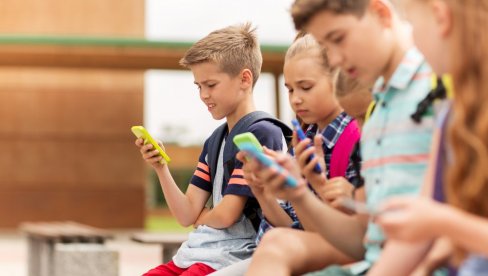 BEZ TELEFONA U ŠKOLAMA U ITALIJI: Mobilni zabranjeni u svim osnovnim i srednjim školama