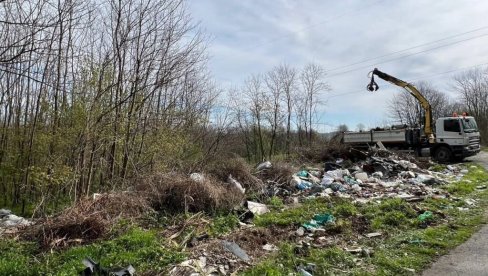 DIVLJU DEPONIJU ČISTE 20. PUT: Komunalne ekipe u obrenovačkom naselju DIVLJU DEPONIJU ČISTE 20. PUT: Komunalne ekipe u obrenovačkom naselju