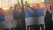 SKANDAL: Dinkovi jurišnici u pohodu na srpsku zastavu (VIDEO)