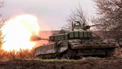 BRZ I MOĆAN: Ruski tenkista hvali T-80 i dodatnu zaštitu od dronova (VIDEO)