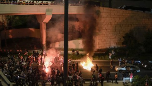 DESETINE HILJADA LJUDI IZAŠLO NA ULICE: Traže ostavku Vlade (FOTO)