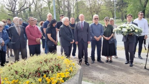 СЕЋАЊЕ НА ШЕСТОРО ПОГИНУЛИХ МЛАДИХ ЉУДИ: Обележена 12. годишњица пожара у новосадској дискотеци Контраст (ФОТО)