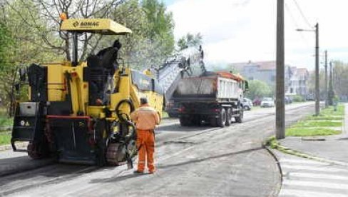 ASFALTIRAJU ULICE U ZEMUNU: Putari rade punom parom na obodu opštine