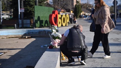 LJUDI PALE SVEĆE ZA DANKU, MALOG ANĐELA: Potresne slike - Građani Bora ostavljaju cveće za nastradalu devojčicu (FOTO)