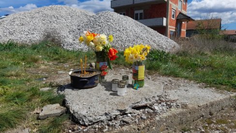 CVEĆE I SVEĆE NA MESTU GDE JE STRADALA DANKA: Tužan prizor iz Banjskog polja (VIDEO)