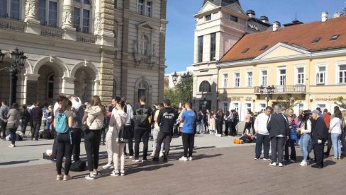 MANIFESTACIJA NA NOVOSADSKOM TRGU SLOBODE Vežbanje pod „Kišobranom za sve“