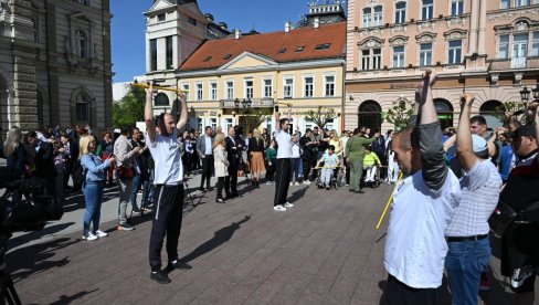 PROGRAM POVODOM DANA AUTIZMA PRIREĐEN NA NOVOSADSKOM TRGU SLOBODE: Deca, uz pomoć nastavnika, izvodila vežbe