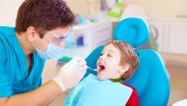 ПРАЊЕ ПОЧИЊЕ ВЕЋ ОД ПРВОГ ЗУБИЋА: Важност примарне превенције у дечјој стоматологији