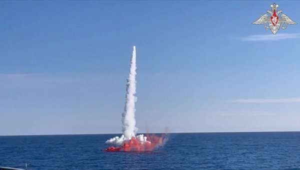 МЕТА ПОГОЂЕНА, БРОДОВИ ПОТОПЉЕНИ: Руске нуклеарне подморнице испалиле калибре (ВИДЕО)