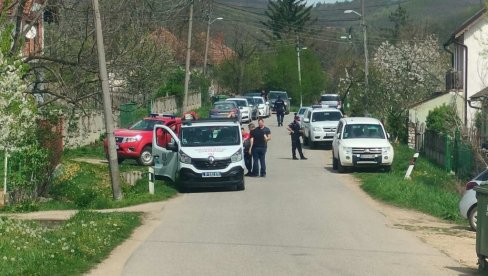 POLICIJA DOVELA UBICU DANKE U KUĆU DRAGIJEVIĆA: Sproveli ga sa lisicama, evo šta se dešava u Zlotu (VIDEO)