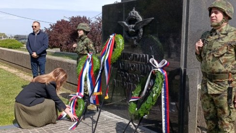 СЕЋАЊЕ НА АПРИЛСКО БОМБАРДОВАЊЕ БЕОГРАДА: Положени венци на спомен - обележја у граду (ФОТО)