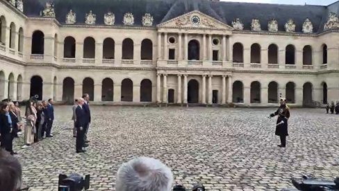 ODJAVA POČASTI: Vučić svečano dočekan u Parizu