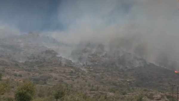 ВЕЛИКИ ПОЖАР У ОПШТИНИ ЈЕРАПЕТРА НА КРИТУ:  Ватра захватила три фронта
