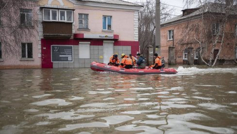PANIKA U RUSIJI, NIVO VODE SVE VIŠE RASTE: Vlasti upozorile građane da se što pre evakuišu (FOTO)