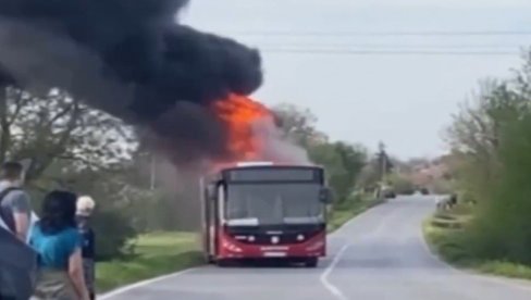 AUTOBUS KOMPLETNO IZGOREO: Drama kod Lazarevca, crni gusti dim prekrio naselje (VIDEO)