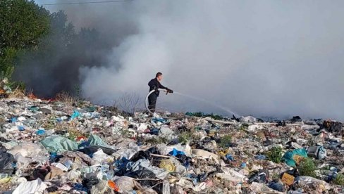 GORI DEPONIJA U PLANDIŠTU: Gust dim se nadvio nad varošicom, požar zasada lokalizovan