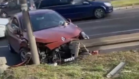 TEŠKA NESREĆA NA BANOVOM BRDU: Prednji deo automobila uništen, stvaraju se velike gužve u ovom delu grada (VIDEO)