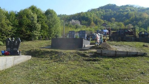 VANDALI DIVLJALI NA SRPSKOM GROBLJU: Treći put oskrnavili spomenike u Potočarima (FOTO)