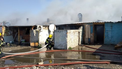 ВАТРОГАСЦИ И ДАЉЕ НА ТЕРЕНУ: Велики пожар јутрос у новосадском насељу Бангладеш, срећом без жртава